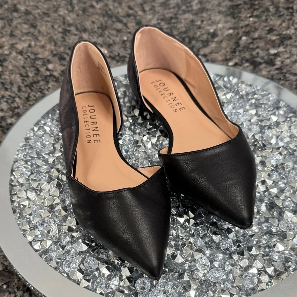 Journee Collection Women's Black Pointed Flats NEW 6W